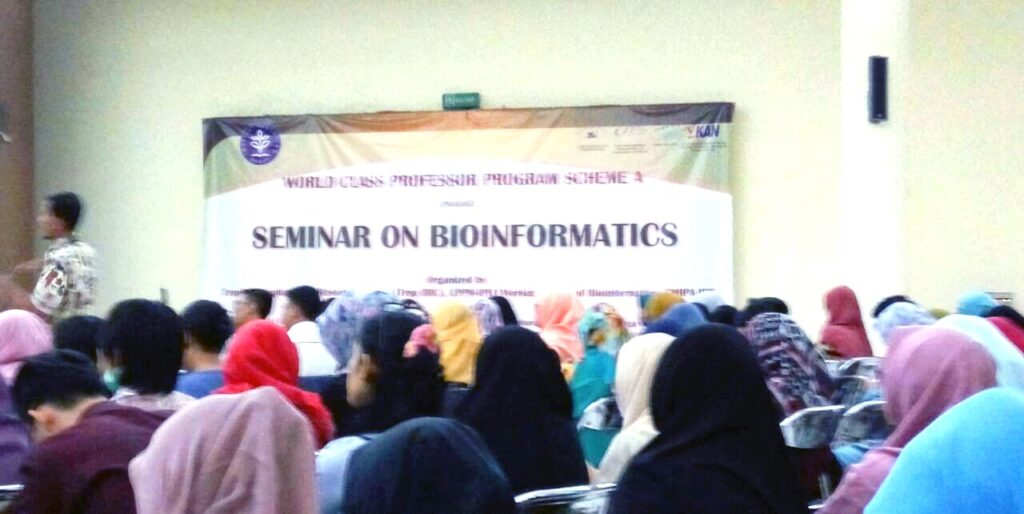 Dr. Yudiwanti Wahyu E. K. Bersama Mahasiswa PS PBT hadiri Seminar Bioinformatic dalam Rangka World Class Profesor