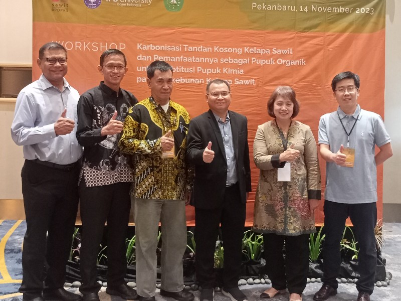 Prof. Herdhata Agusta Dosen Departemen AGH, Faperta IPB menghadiri Workshop Karbonisasi TKKS dan pemanfaatannya sebagai pupuk organik untuk substitusi pupuk kimia pada perkebunan kelapa sawit