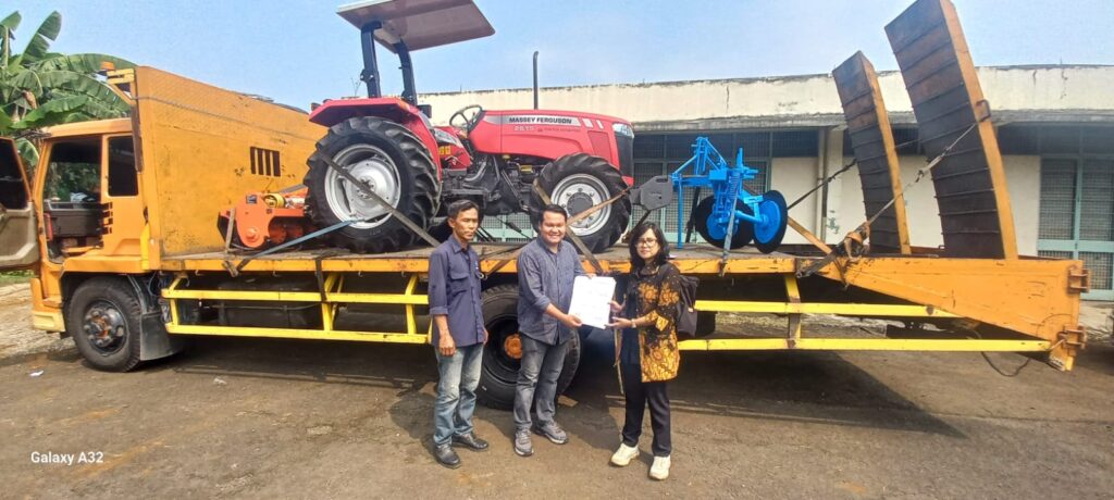 Penerimaan Traktor Baru dan Pelatihan Penggunaan di Kebun Pendidikan Leuwikopo, Departemen Agronomi dan Hortikultura (AGH) Fakultas Pertanian IPB